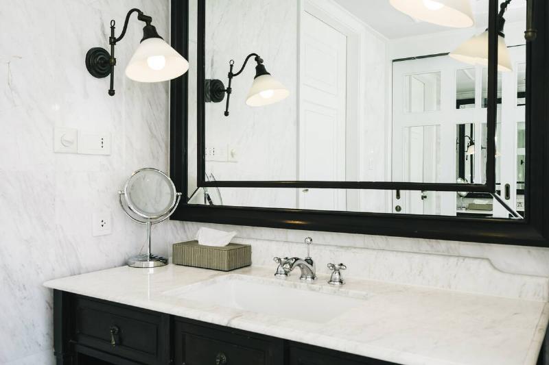 Interesting light fixtures in a bathroom. 