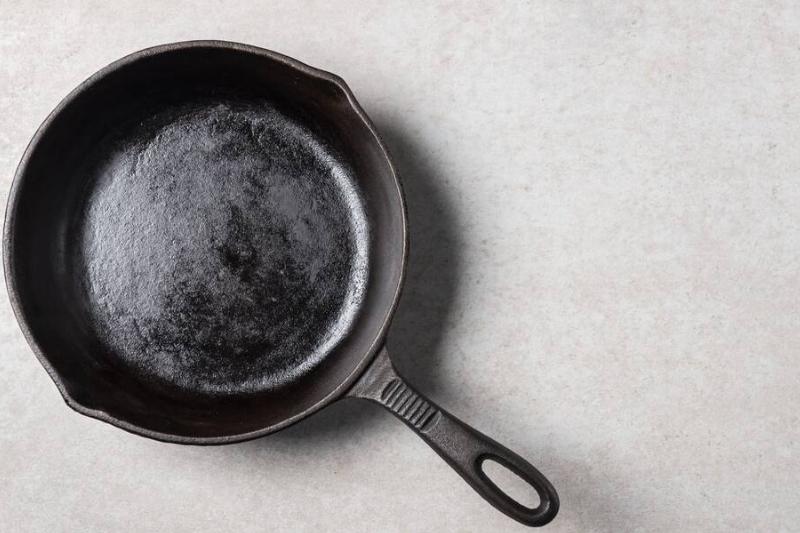 чугунные сковородки или сковороды на сером фоне-2026-01-07-07-00-28-utc Чугунная сковорода.