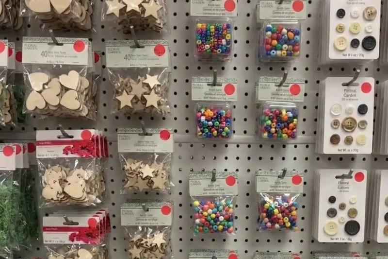 товары для рукоделия долларовое дерево Наклейки с красными точками на товарах для рукоделия в магазине Dollar Tree.