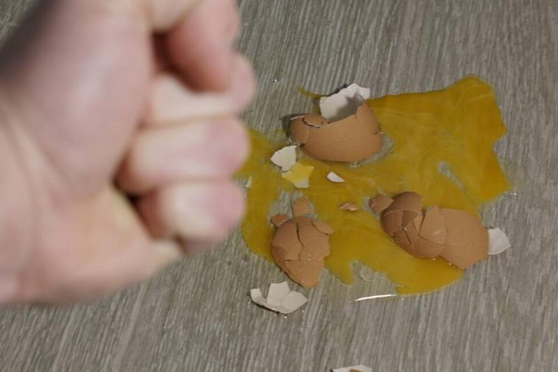 раздавленное-разбитое-яйцо-яйцо-упало-2026-01-06-09-39-04-utc Разбитое сырое яйцо на полу.