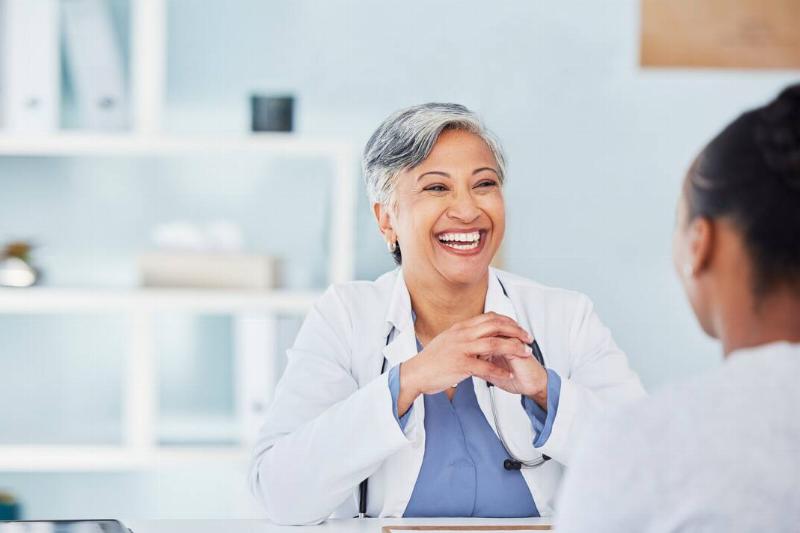 врач-медик-женщина-и-консультация-2026-01-09-10-25-24-utc Женщина разговаривает с врачом.