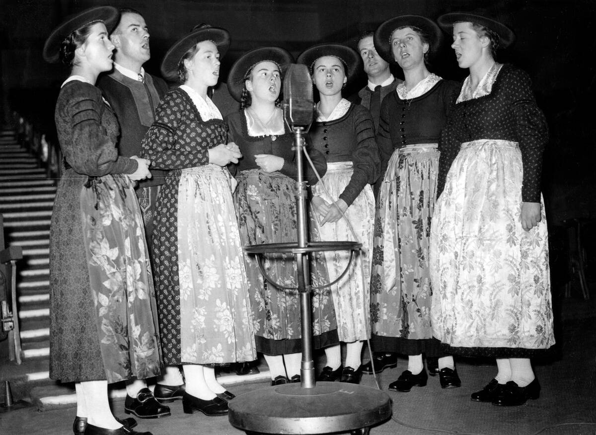 Family Von Trapp singing in a radioshow in London