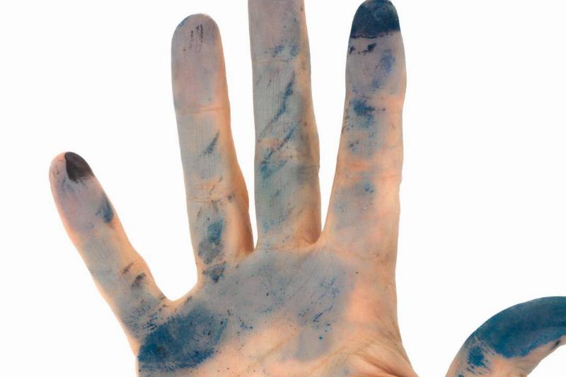 женская-рука-испачкана-чернилами-изолирована-на-белом-ба-2026-01-05-05-29-03-utc Рука покрыта чернильными пятнами.