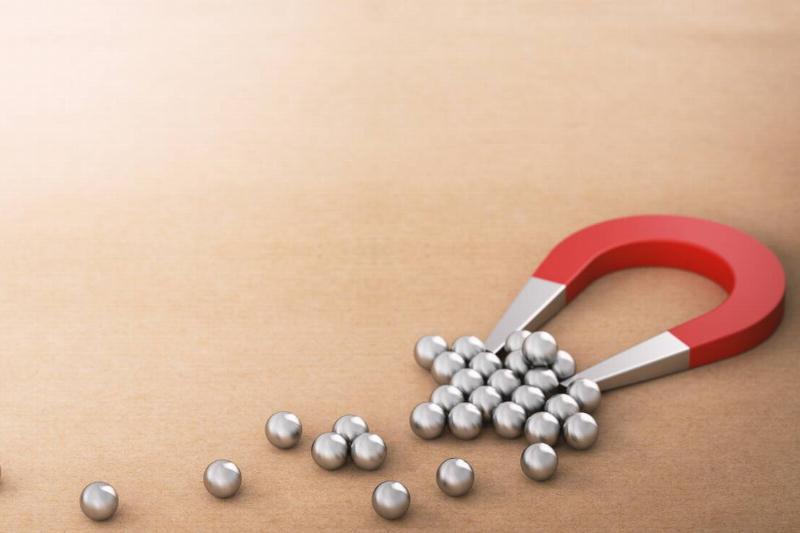 входящий-маркетинг-лид-магнит-привлечение-клиентов-2026-01-05-05-39-47-utc Магнит, притягивающий стальные шарики.