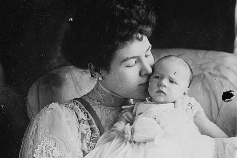 mrs-knox-holding-her-baby-harris-and-ewing-harris-and-ewing-1