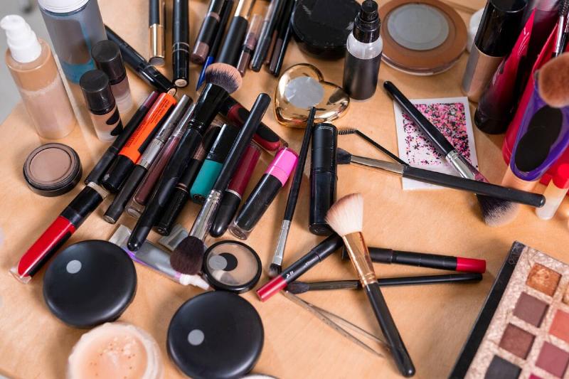 Different makeup supplies on a table. 