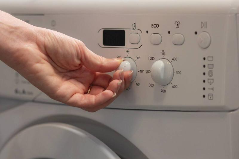 Selecting temperature on washing machine. 