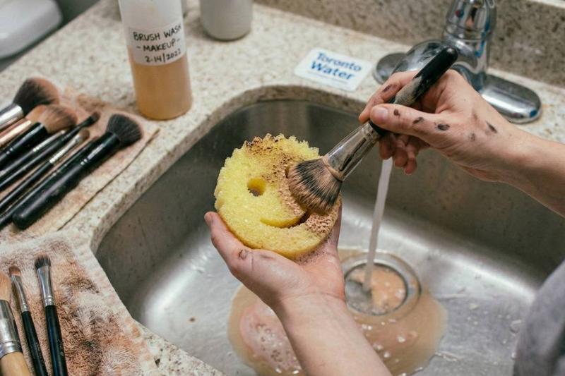 чистые кисти для макияжа Чистка кистей для макияжа с помощью Scrub Daddy.