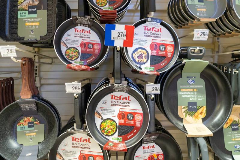 Display of nonstick frying pans of the Tefal brand.