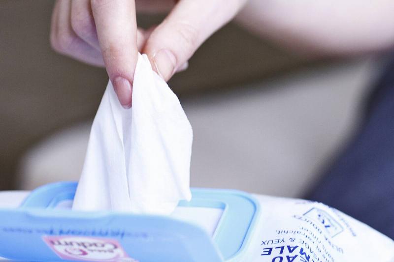 GettyImages-629428589 Рука вытаскивает смываемую салфетку из упаковки.