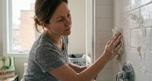 I Tried Cleaning My Shower With A Dryer Sheet, And I’m Never Going Back To How I Did It Before