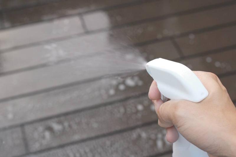 моющее средство-спрей-на-пол-2026-01-09-07-07-28-utc Человек распыляет воду на пол.