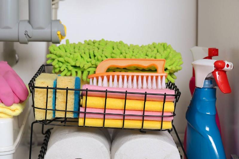 открытый шкаф под раковиной с различной очисткой su-2026-02-19-19-52-24-utc Тайник с чистящими средствами под раковиной.