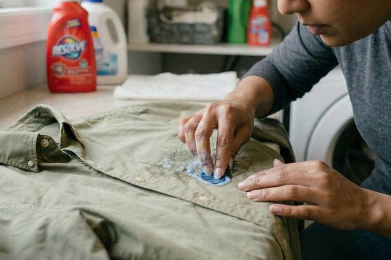 мыло-скраб Человек, натирающий мылом свою рубашку.