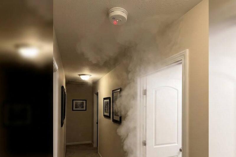 детектор дыма в ванной. Детектор дыма возле запотевшей двери ванной комнаты.