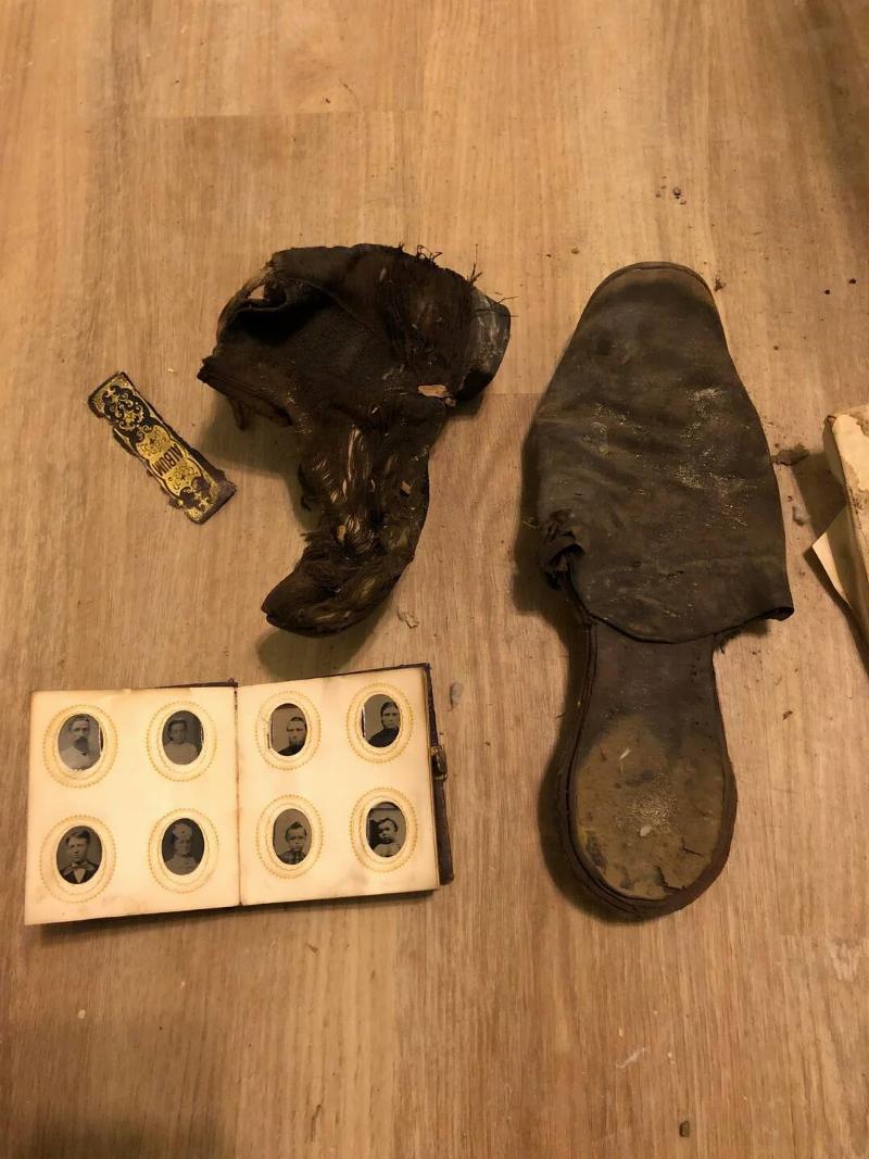 found-some-treasures-in-the-wall-during-renovation-this-v0-zwj9diabcno81