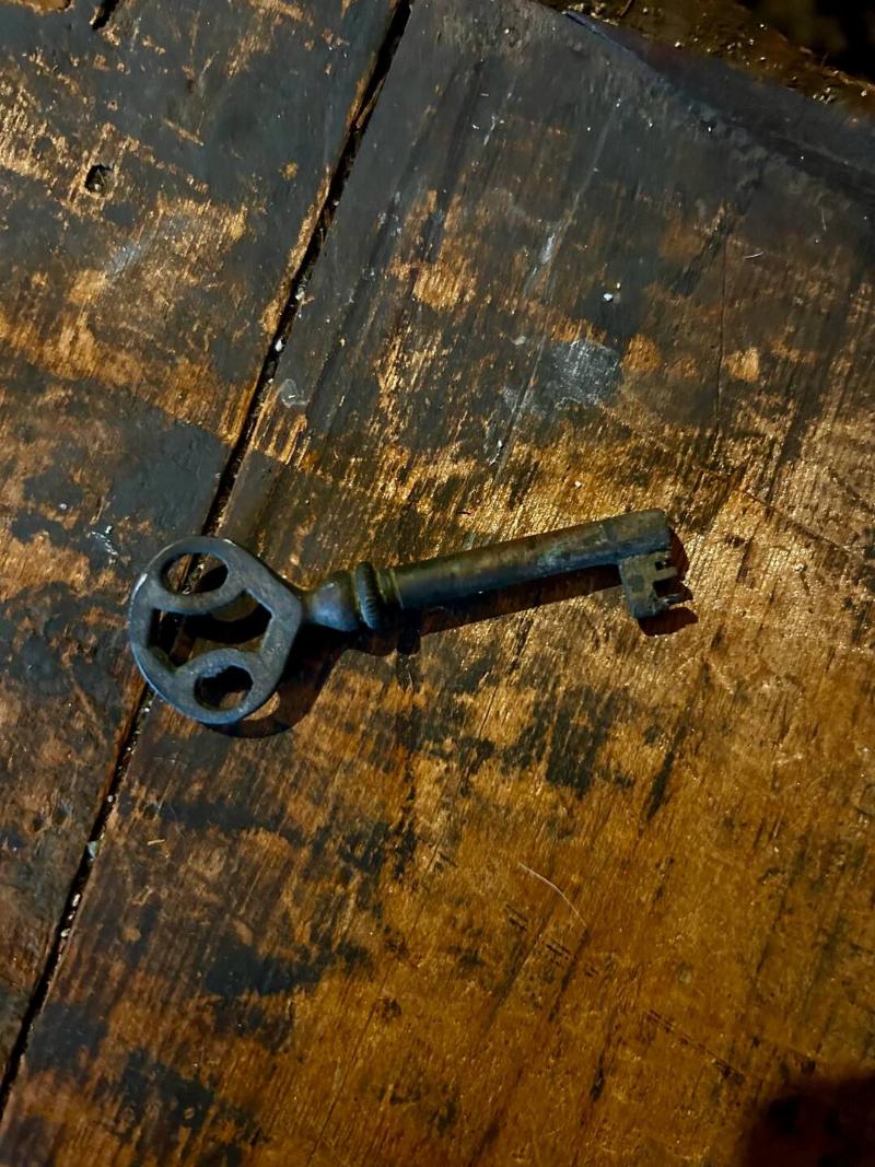 found-under-floorboards-in-attic-v0-so16kbhd4q5e1