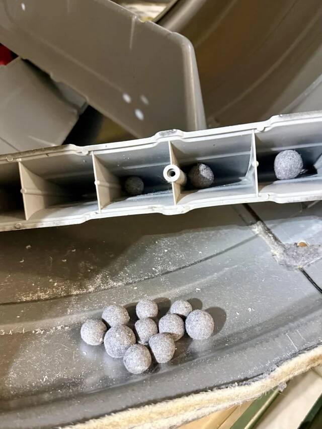 perfectly-round-lint-balls-inside-my-old-dryer-v0-qxtd27rjn4ig1