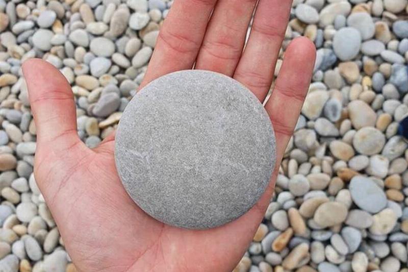 this-rock-i-found-on-chesil-beach-uk-is-perfectly-round-v0-a20gxf7tc3c51