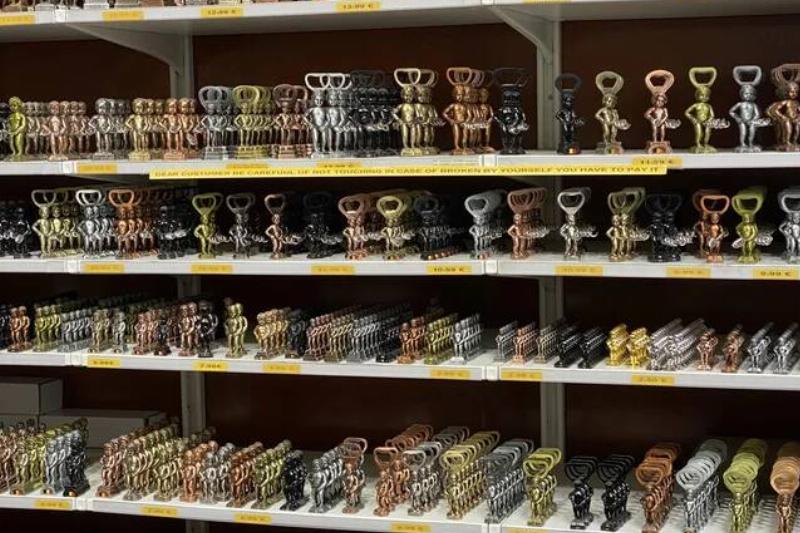 this-souvenir-shop-in-brussels-had-everything-lined-up-so-v0-x9zgdqvg8vsf1