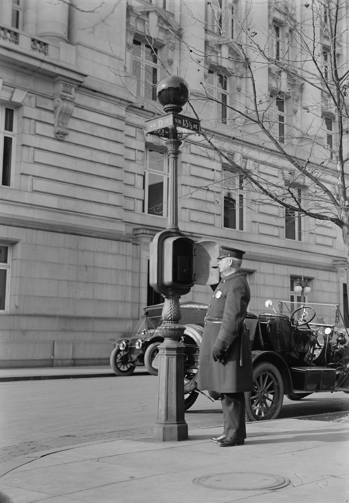 District Of Columbia - Fire Alarm Box And Policeman