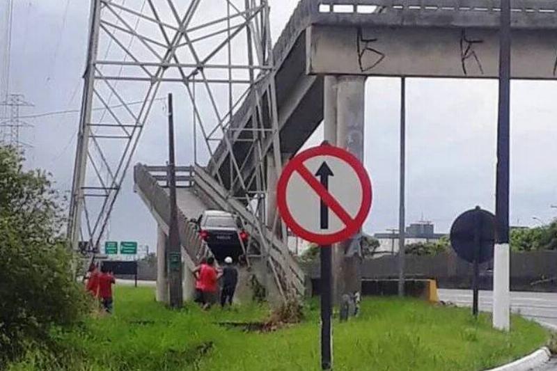 driver-mistakes-a-footbridge-for-an-overpass-v0-4jcrz2744n621