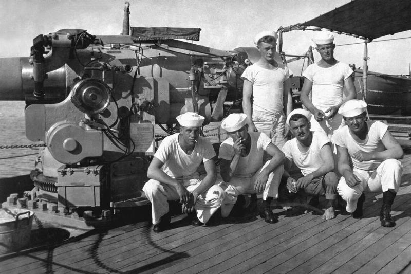 Five Inch Gun And Its Crew