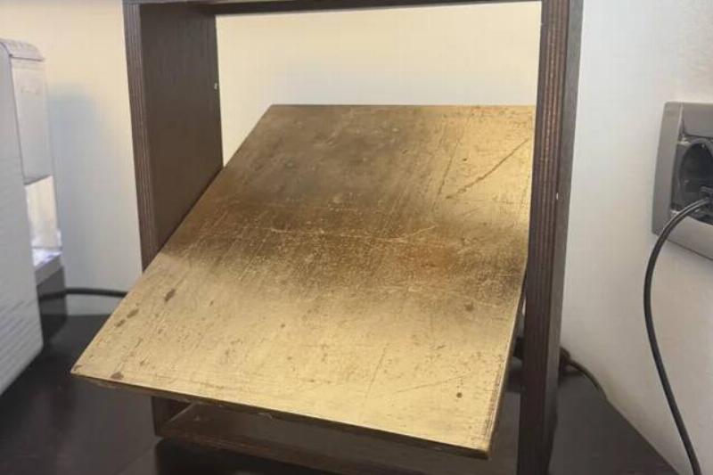 found-in-hotel-room-has-a-plug-but-does-nothing-gold-plate-v0-9hap7ptqxb1f1