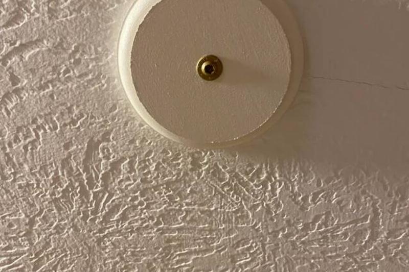 im-in-a-hotel-and-this-is-all-over-the-ceiling-in-one-room-v0-q83cimo4tjbf1