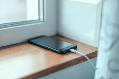 modern-discharged-smartphone-connected-and-chargin-2025-03-11-15-45-55-utc-78204-scaled-1-86913