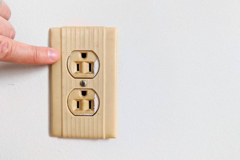 old-electric-wall-plug-2024-10-14-12-52-50-utc-28766-scaled-1-82873