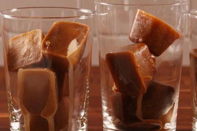 pour-some-coffee-into-an-ice-cube-tray-freeze-your-ice-v0-k1fvp0326d351