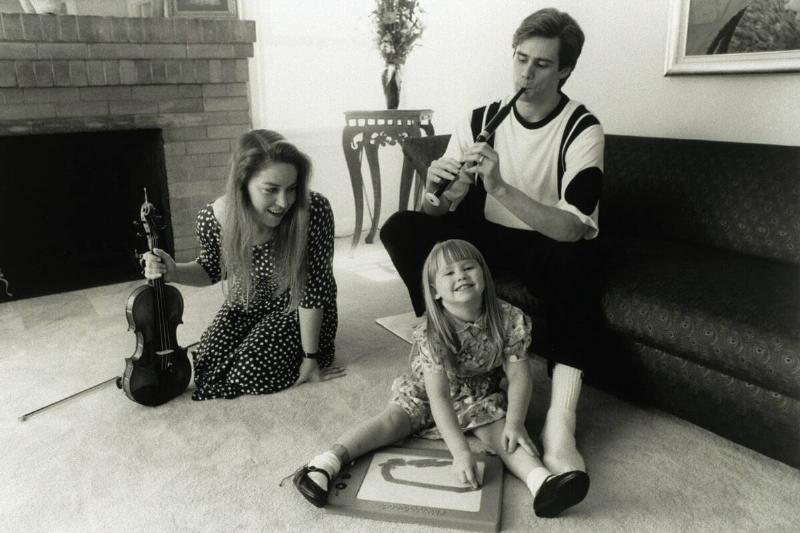 THE ACTOR JIM CARREY WITH HIS FAMILY