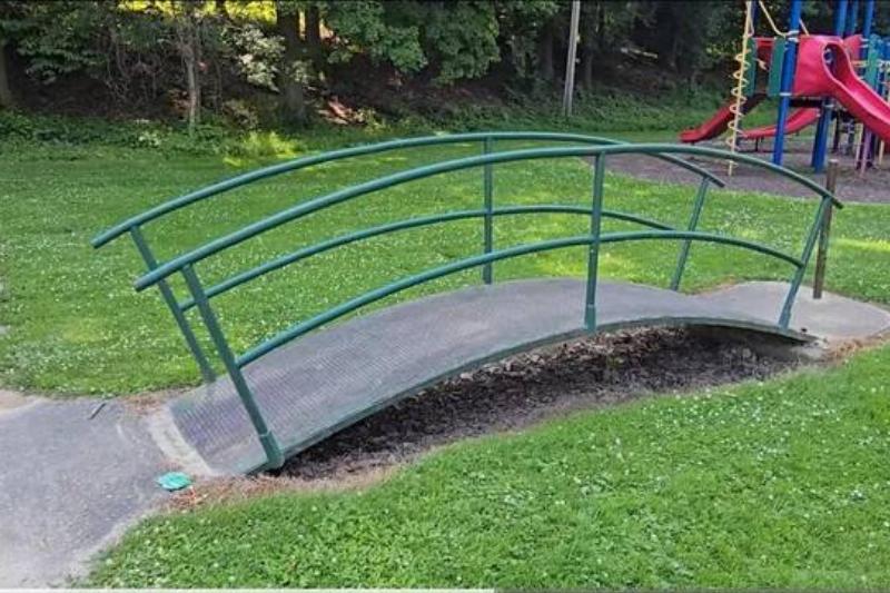 this-playground-bridge-with-a-pole-at-the-end-v0-f98d6p6r8cdf1