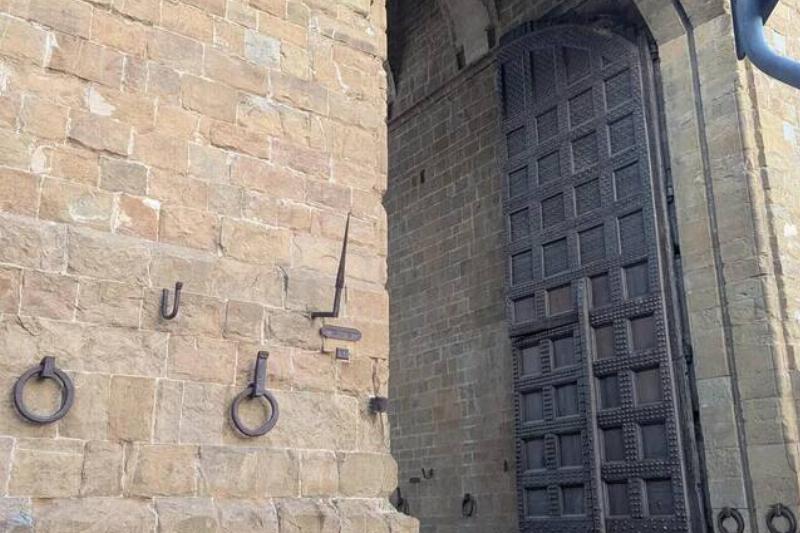 what-are-these-spikes-on-the-city-gate-v0-o6h31mpp36ye1