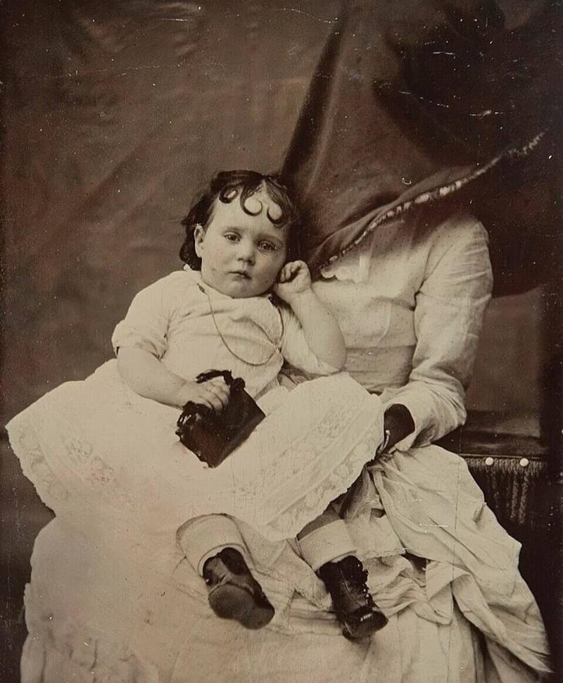 Hidden_Mother_Potrait_ Young_Girl