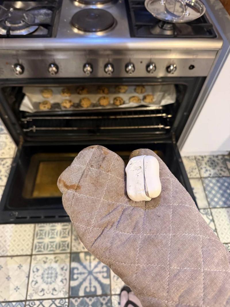 i-baked-my-airpods-along-with-my-choc-chip-cookies-v0-ohojjxgnisxf1