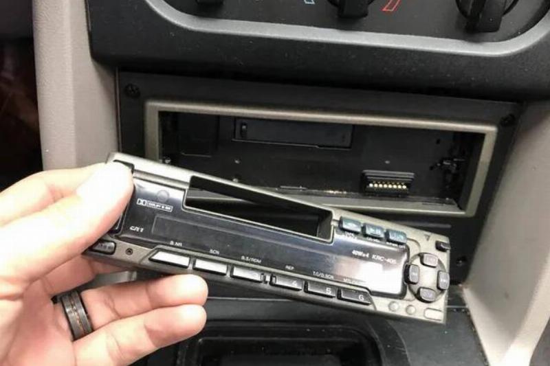 removing-the-faceplate-of-your-car-stereo-so-it-wouldnt-get-v0-grf187w6lokg1