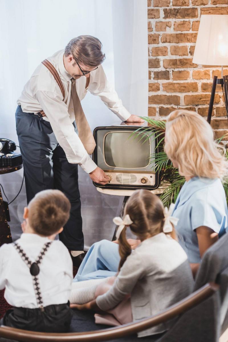 family-in-retro-home-watching-an-old-tv-2026-01-06-00-40-15-utc