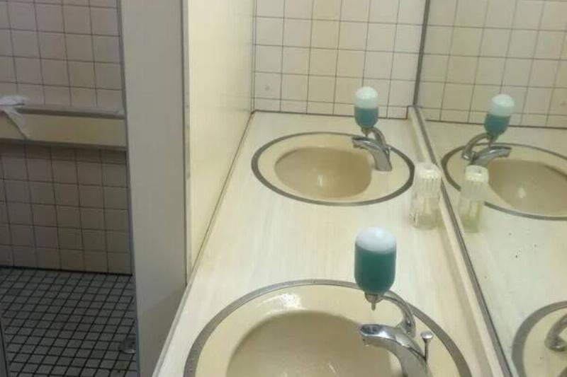 highly-accessible-sink-i-found-in-a-japanese-restroom-v0-ugxvueicwt9h1
