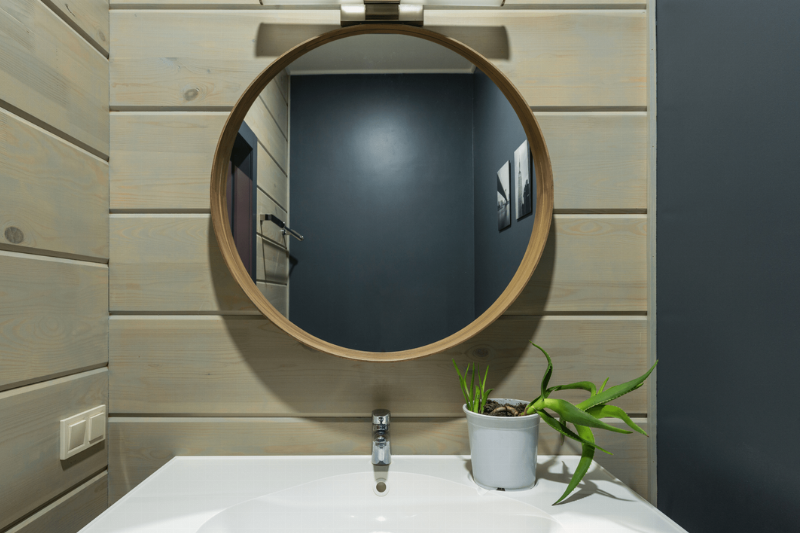 Mirror over vanity.
