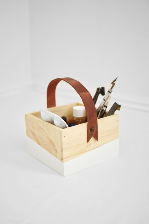 Via: Whimsey Box [http://blog.whimseybox.com/diy-leather-handle-box]