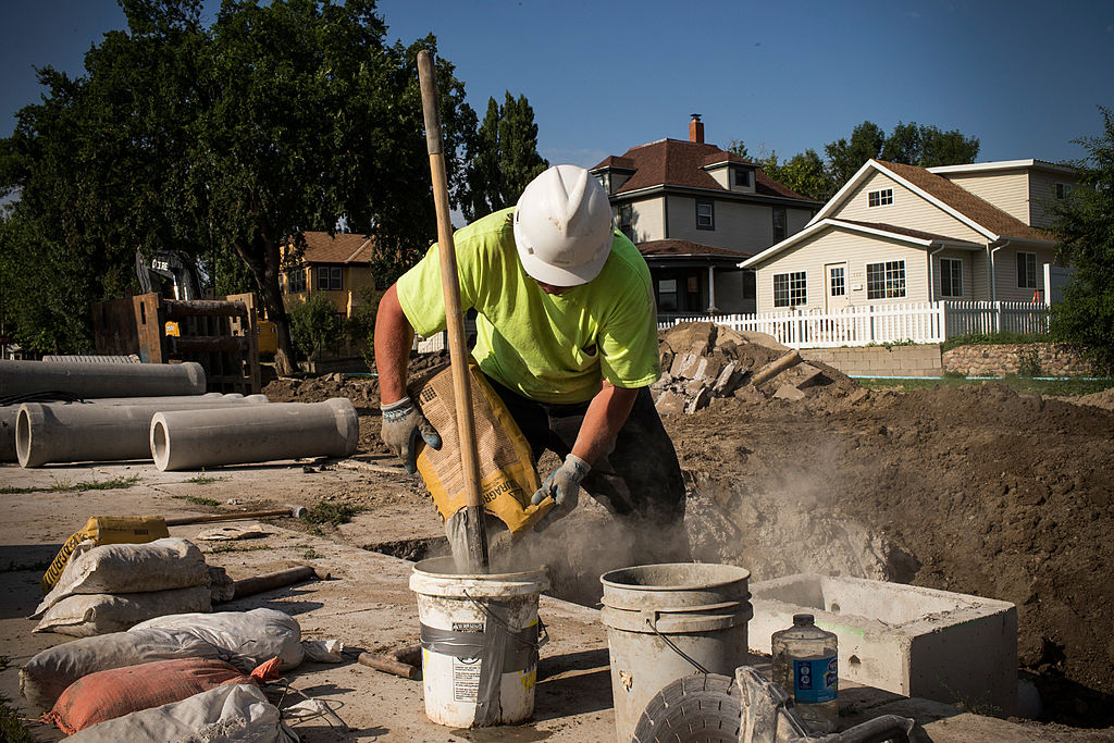 miixing cement in bucket