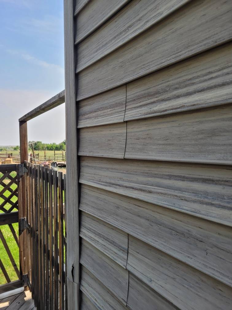 Staggered vinyl siding slid into outside corners.