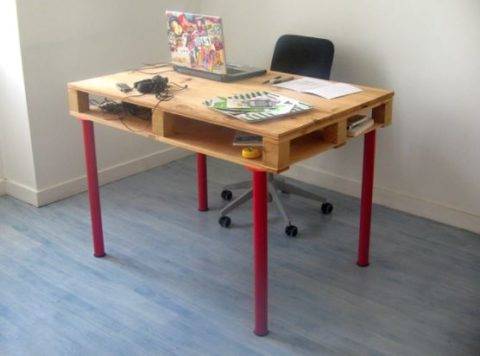 desk made from a pallet
