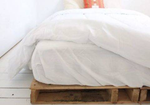 bed frame made with pallets