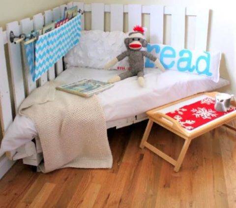 wood pallet reading nook