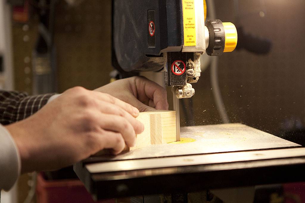 cutting pinewood derby cars