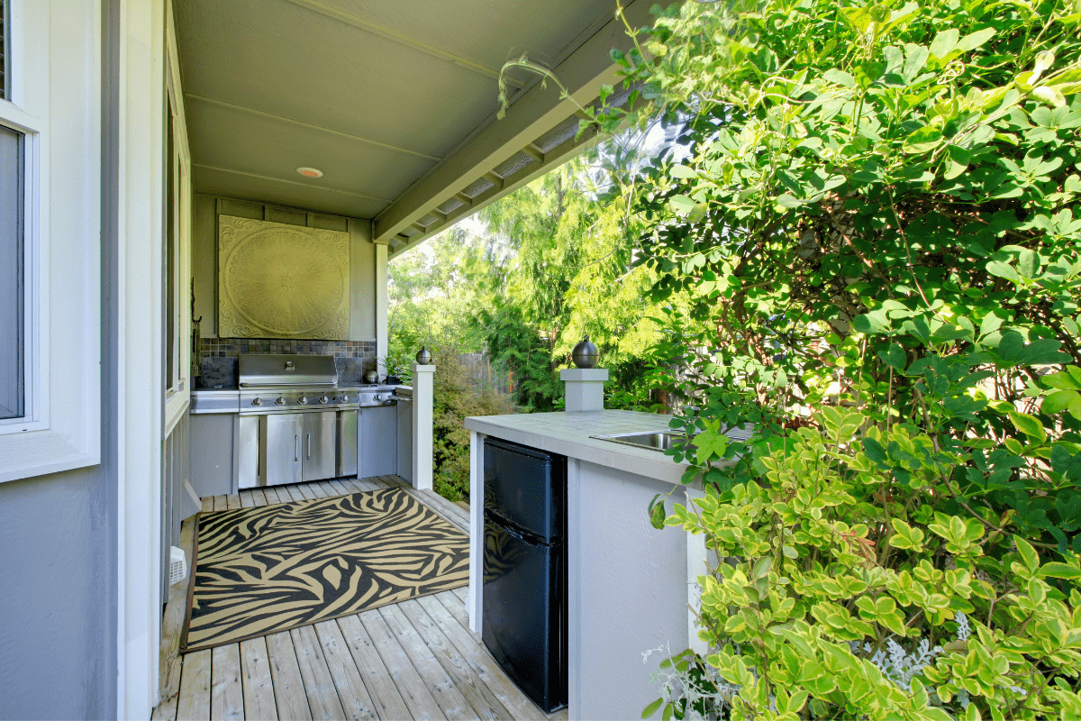 outdoor kitchen on patio