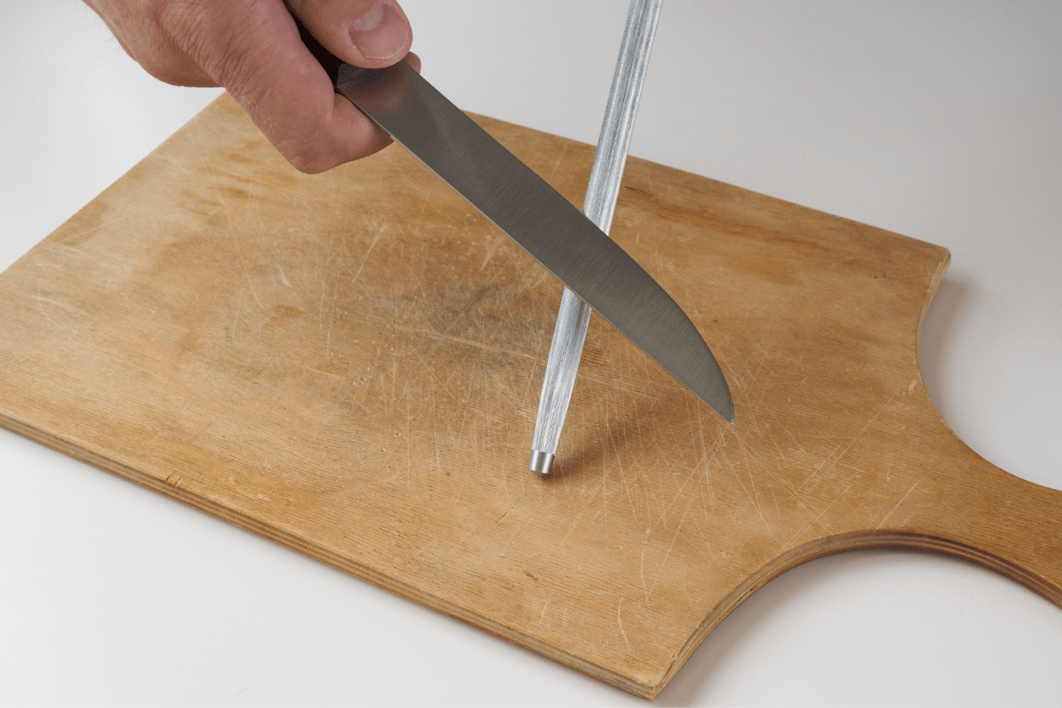 knife sharpening on a ceramic rod